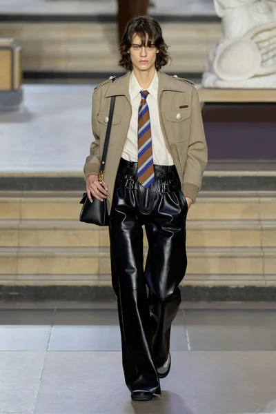 Look 18